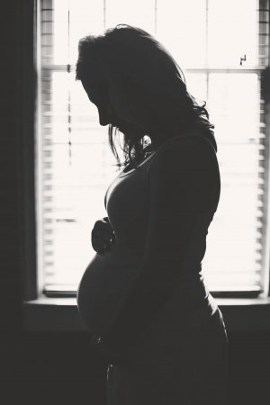 joey-thompson-OghefWjG96w-unsplash (1) 不安な妊婦